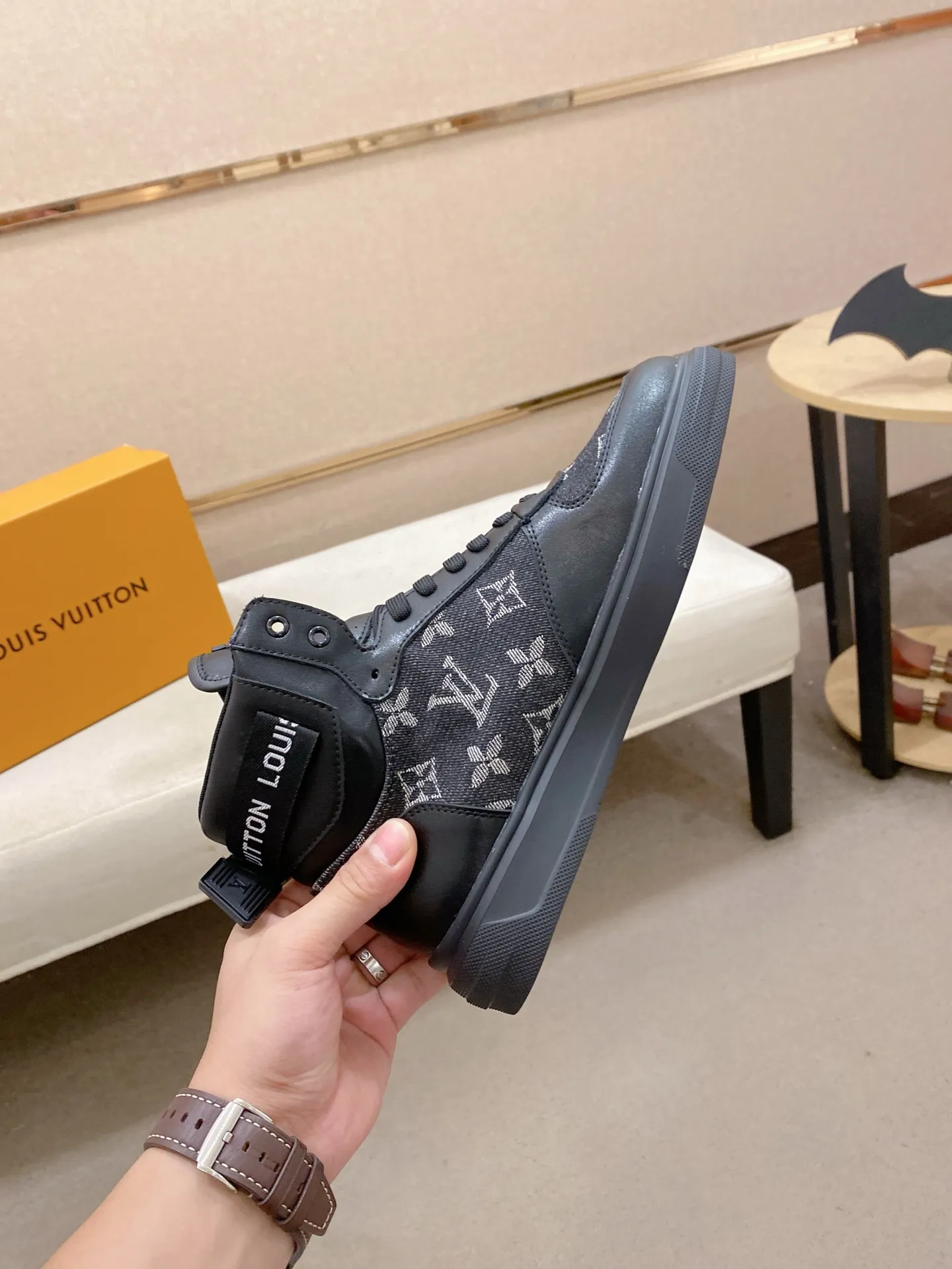 Men's shoes 400💰louis vuitton (Louis Vuitton/lv)🔍🔍The new counters are on sale at the same time. The uppers are imported from Italy. ⃣️Re-engraved🇮🇹💪💪, ⚠Sole: The original sole is specially provided by the original factory, the exclusive movable molded sole is super comfortable, ⚠Original and single goods 🔍high quality, you can enter and leave the counter at will, welcome to compare⚠. Code number: 38-44 (45/customized, non-refundable)